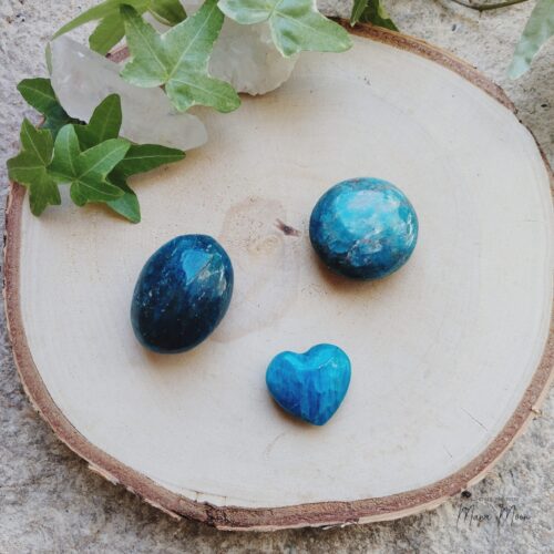 Apatite bleue roulée – pierre de clarté mentale, expression, créativité et intuition, idéale pour la méditation et la transformation personnelle.