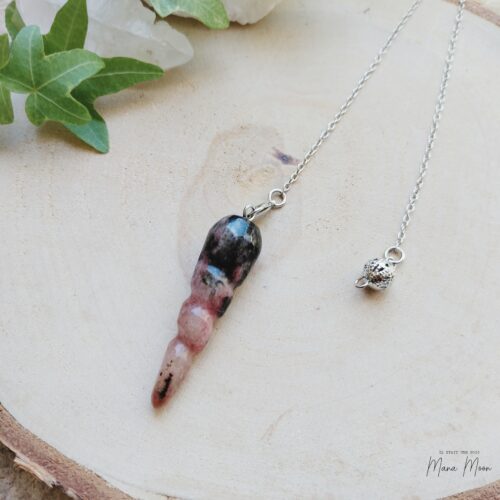 Pendule en Rhodonite naturelle avec chaînette de 20 cm – radiesthésie, amour et guérison émotionnelle
