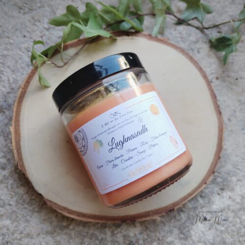 Bougie d’intention Lughnasadh 200g – Cornaline et brins de sauge, parfum floral et fruité