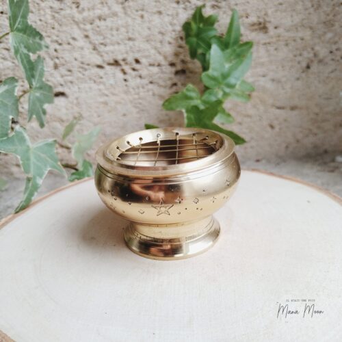 Brûle-encens en laiton avec design étoile et lune pour encens en grains ou cônes, idéal pour rituels et méditation.