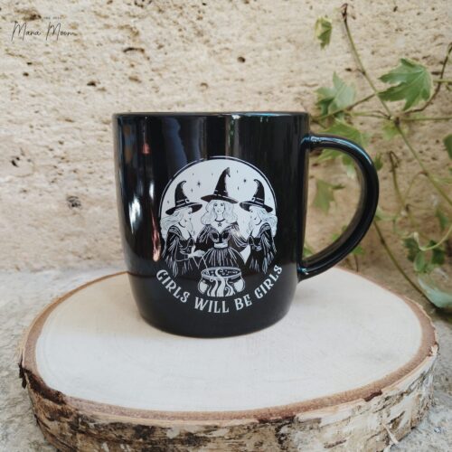 tasse noire sorcière girls will be girls avec trois sorcières en illustration