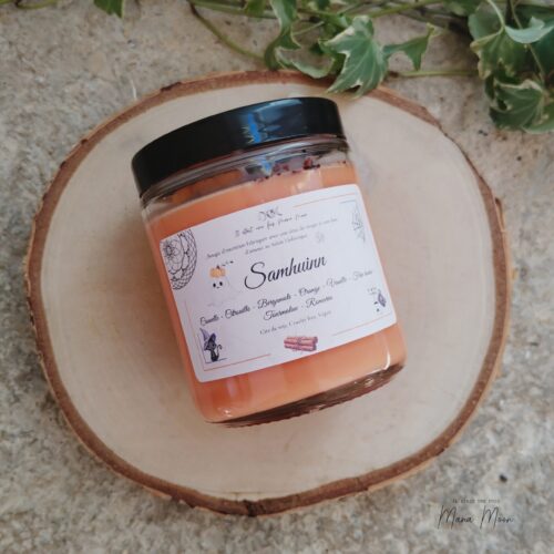Bougie "SamhUinn" 200g, en cire de soja parfumée à la cannelle, citrouille, bergamote, orange, vanille et fève tonka, décorée de tourmaline noire et de romarin séché.
