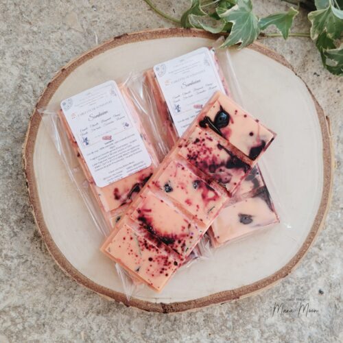 Tablette de fondant parfumé "SamhUinn" – cire de soja parfumée à la cannelle, citrouille, bergamote, orange, vanille et fève tonka, décorée de tourmaline noire et de romarin séché.