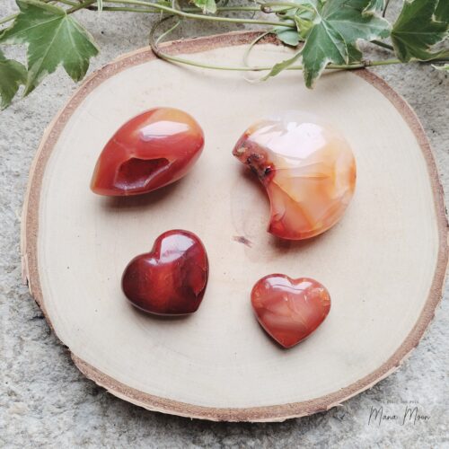 Cornaline en forme de cœur, œuf et lune, orange profond, symbole de vitalité, féminité et stabilité