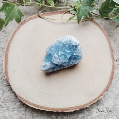 Célestine naturelle, bleutée et cristalline, symbole de paix intérieure, sagesse et communication divine