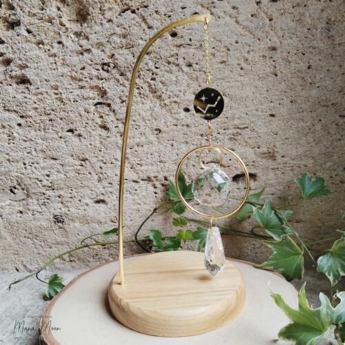 attrape-soleil Cassiopée en cristal, laiton et bois de frêne – décoration Feng Shui et projections lumineuses