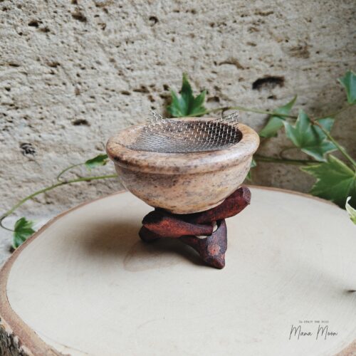 brûle-encens chaudron en pierre sur bois – accessoire ésotérique pour encens en grains ou cônes