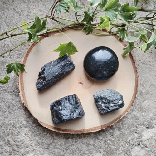 Pierre de Tourmaline noire — pierre d’ancrage, de protection énergétique et de purification vibratoire.