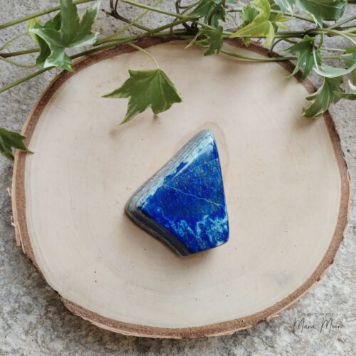 Photo d’un galet de Lapis Lazuli bleu profond, symbole de sagesse et d’intuition