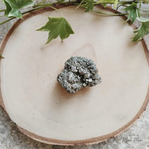 Cubes de Pyrite naturelle dorée — symbole de volonté, prospérité et protection énergétique.