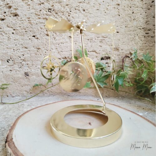 Carrousel chance et prospérité en laiton et fer avec amulettes étoiles