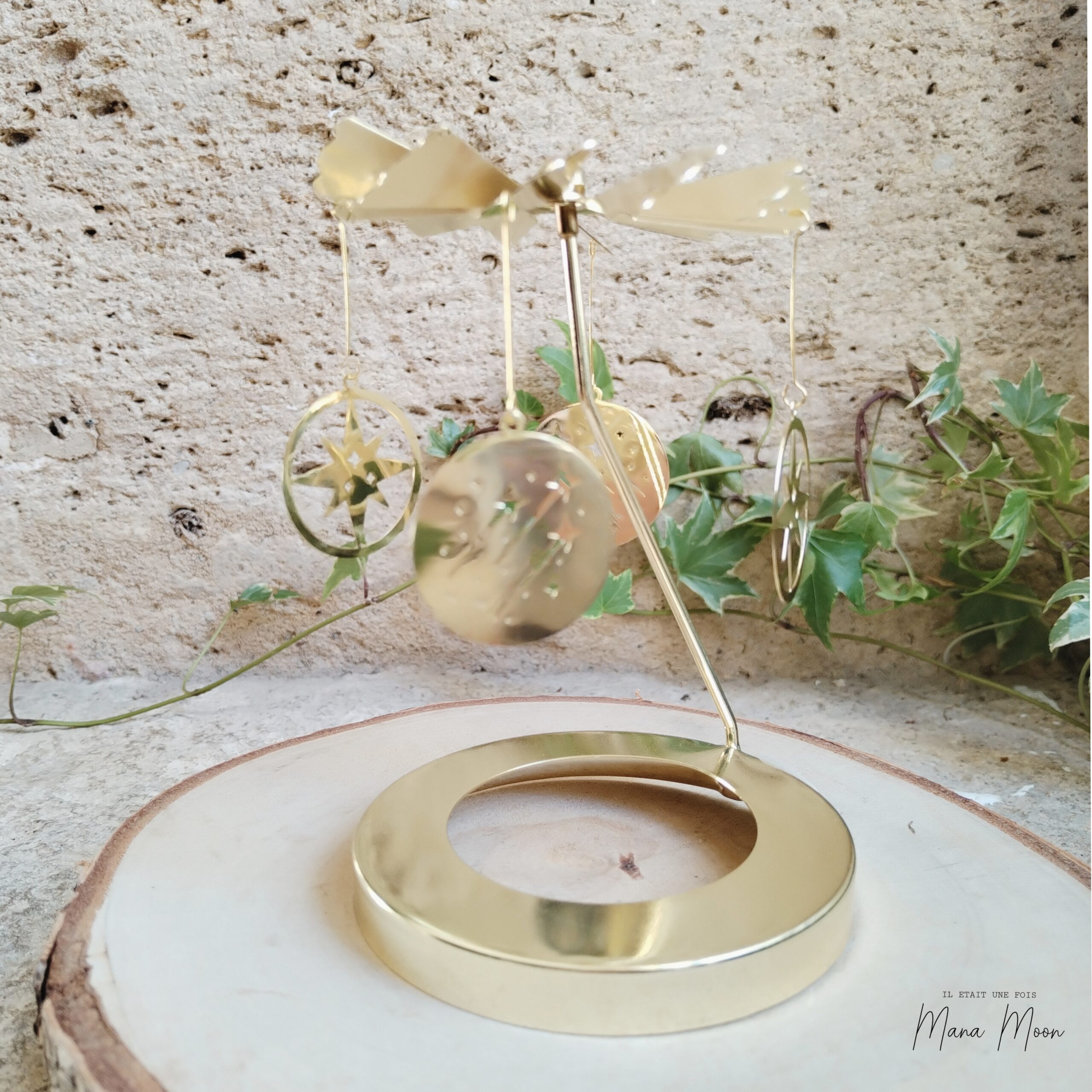 InCollage_20251213_153551979 Carrousel chance et prospérité en laiton et fer avec amulettes étoiles