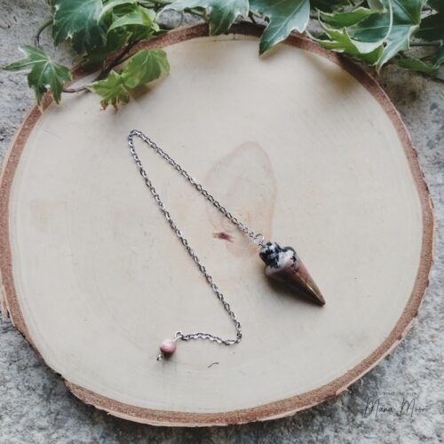 Pendule en Rhodonite naturelle avec chaînette de 20 cm – radiesthésie, amour et guérison émotionnelle