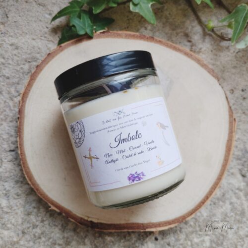 Bougie d’intention Imbolc artisanale 200g en cire végétale avec cristaux de roche, améthyste et basilic – parfum noix miel coco vanille