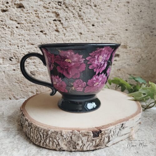 Tasse Floral Dark Romance noire avec motif floral violet et rose sombre