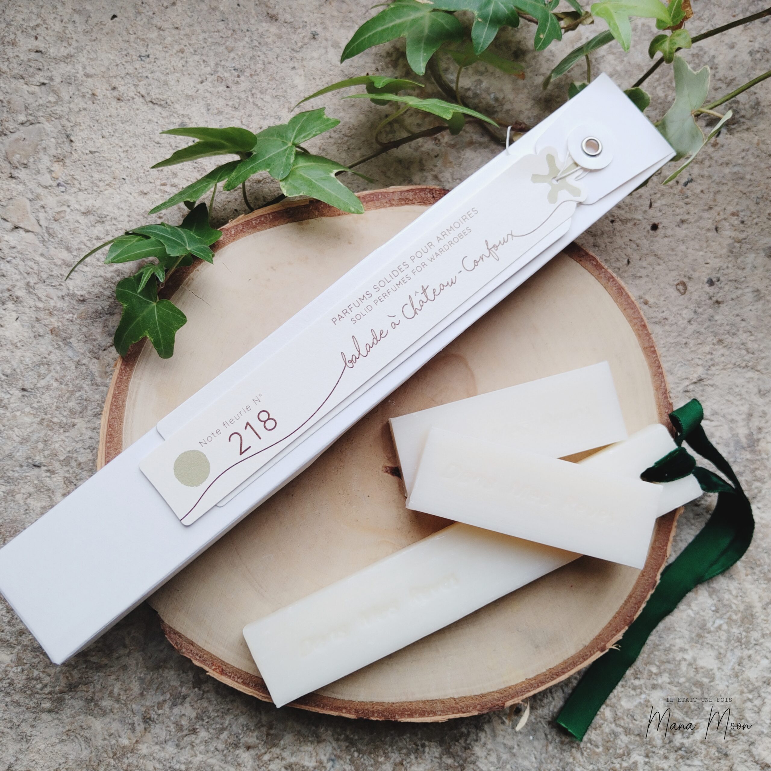 Parfum solide armoire Balade au Château-Confoux suspension et tablettes parfumées