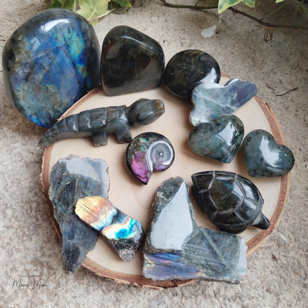 Labradorite en forme sculptées, galets, cœur, tranches polies, bloc de différentes tailles. Pierre de protection et d'intuition.