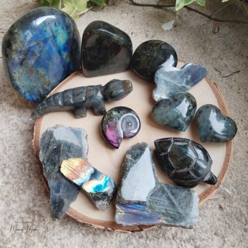 Labradorite en forme sculptées, galets, cœur, tranches polies, bloc de différentes tailles. Pierre de protection et d'intuition.