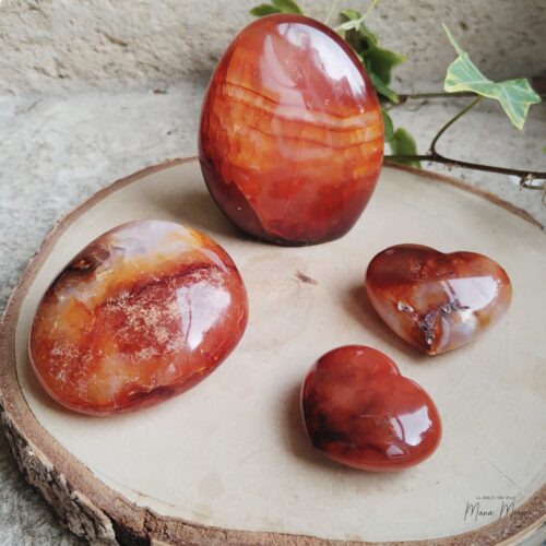 Cornaline en forme de cœur, forme libre et galet, orange profond, symbole de vitalité, féminité et stabilité