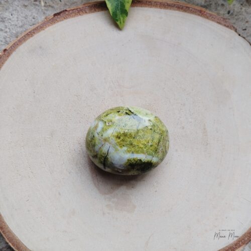 Galet en opale verte, pierre naturelle de purification émotionnelle et de renouveau