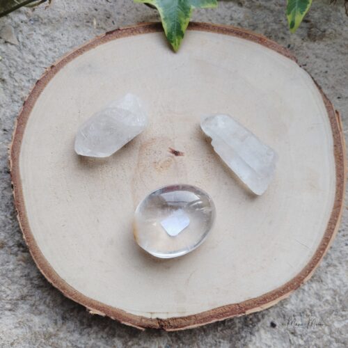 ristal de Roche brut, pointes et cœur, pierre translucide utilisée pour la clarté mentale, l’équilibre énergétique et la méditation