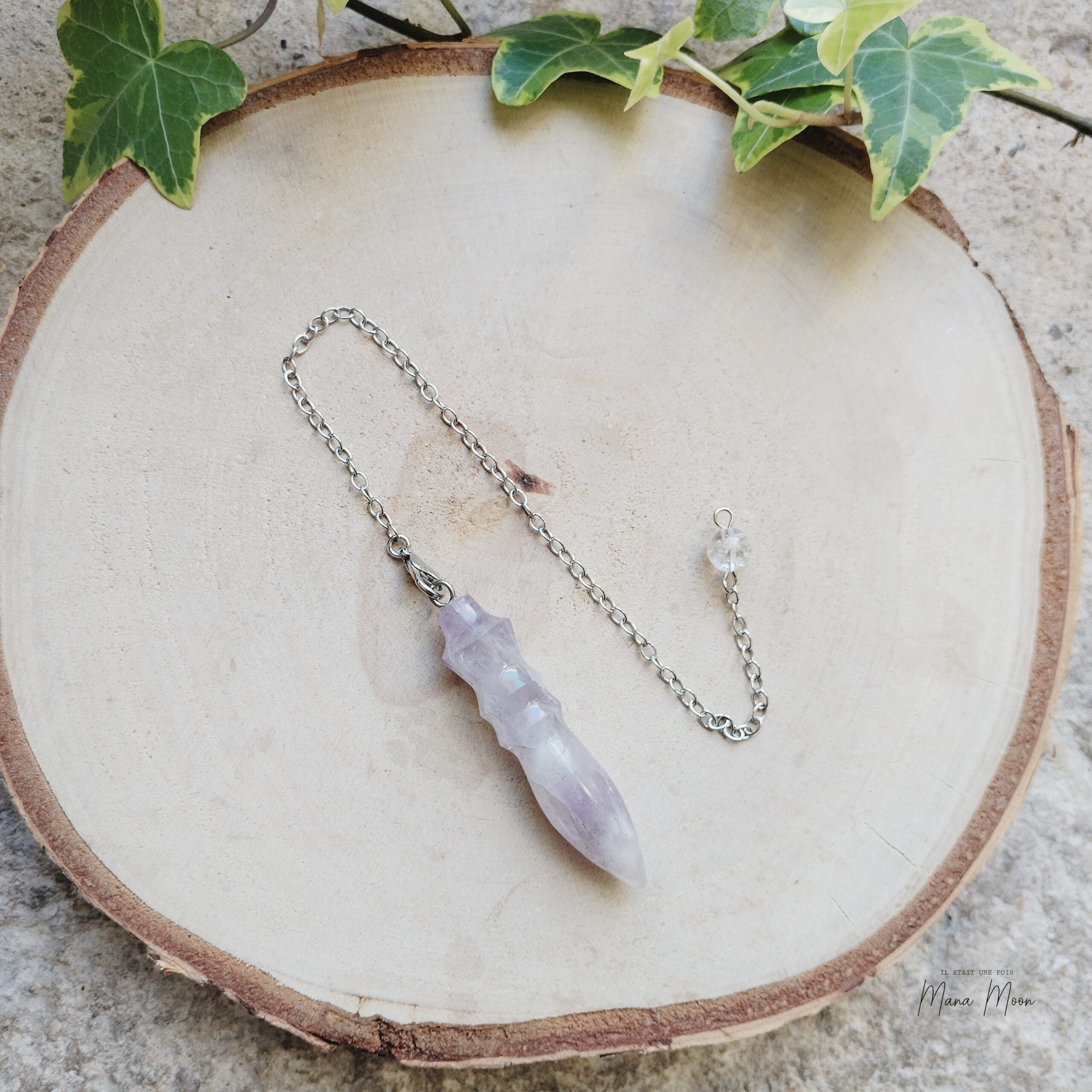 Pendule en Améthyste naturelle avec chaînette de 20 cm et boule de finition – outil de radiesthésie et de lithothérapie.
