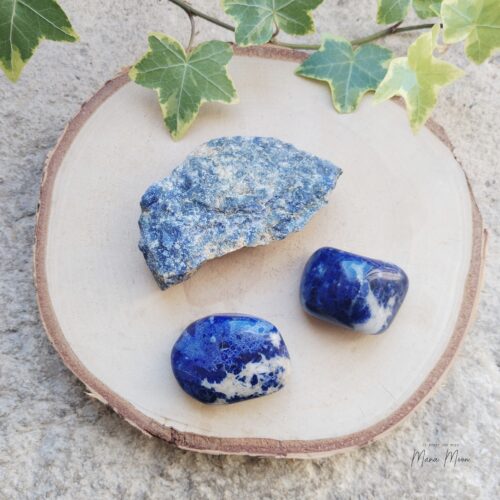 Pierre brute et galet de Sodalite bleue — pierre d’éveil, d’expression créative et de lucidité émotionnelle.