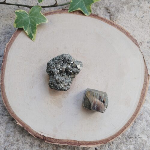 Cubes de Pyrite et Pyrite brute naturelle dorée — symbole de volonté, prospérité et protection énergétique.