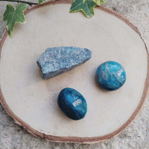 Apatite bleue roulée et brute – pierre de clarté mentale, expression, créativité et intuition, idéale pour la méditation et la transformation personnelle.