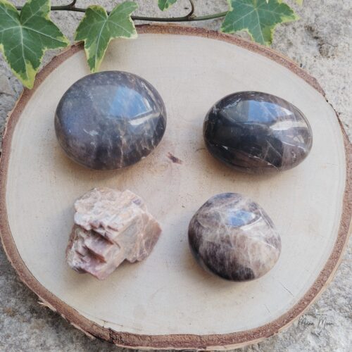 Galets de pierre de lune noire et brute pierres naturelles liées aux cycles féminins et à l’intuition
