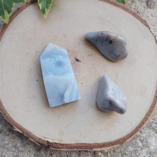 Calcédoine bleue roulée – pierre apaisante pour la communication, chakra de la gorge, calme émotionnel et expression douce en lithothérapie.