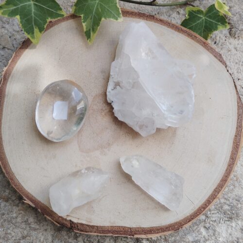 ristal de Roche brut, pointes et cœur, pierre translucide utilisée pour la clarté mentale, l’équilibre énergétique et la méditation