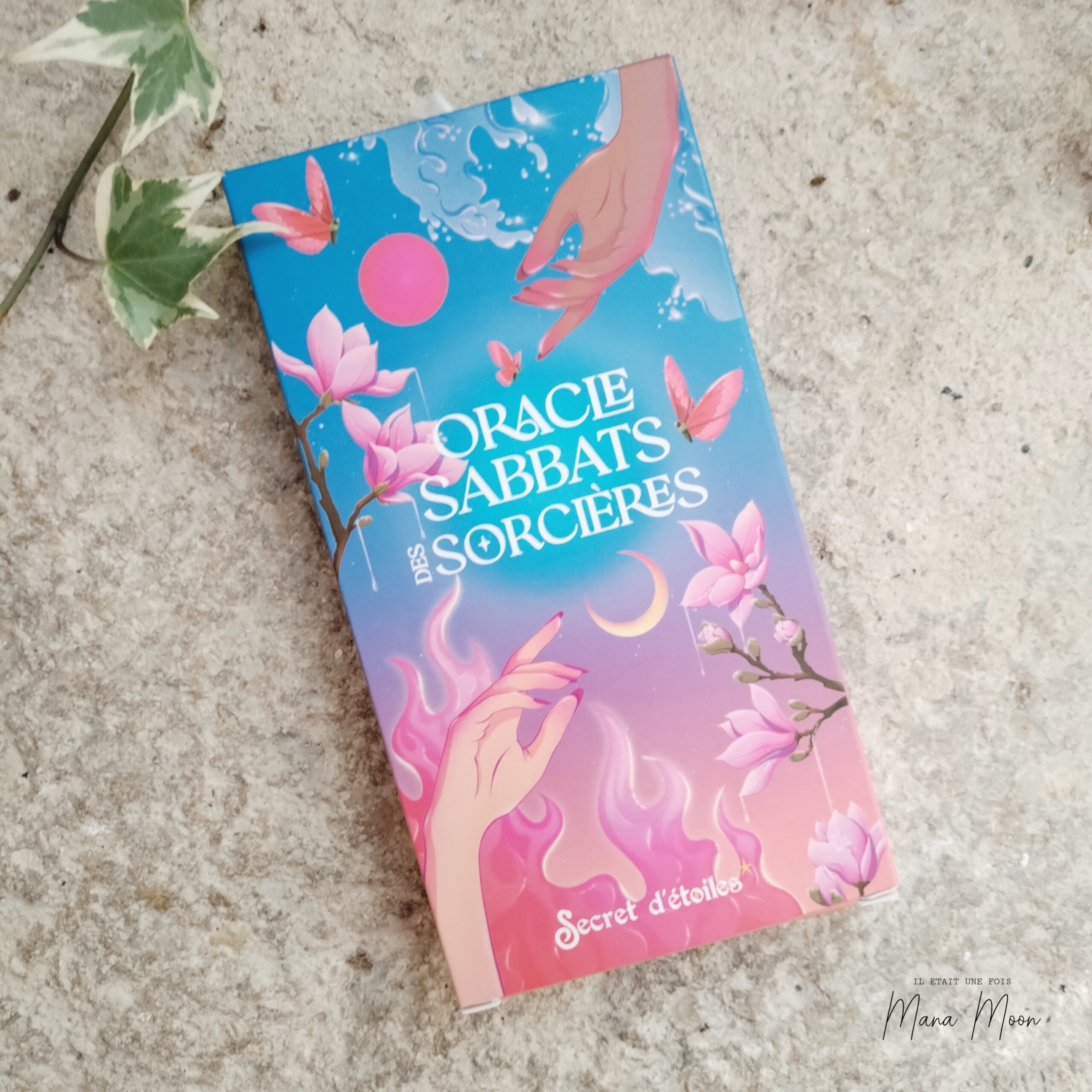 Oracle des Sabbats des Sorcières d'Alexandra Maccorvus, un oracle inspiré des huit sabbats de la roue de l'année païenne et de la magie ancestrale.