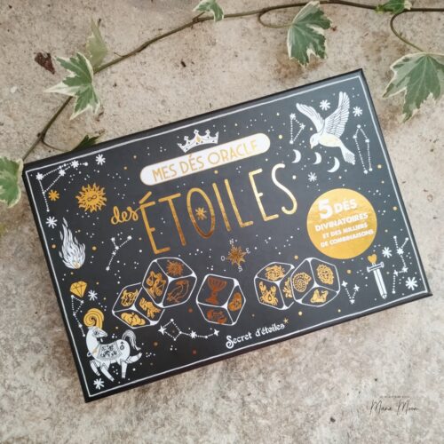 Coffret Mes Dés Oracles des Étoiles comprenant cinq dés divinatoires ornés de 36 symboles et un livret d'interprétation pour recevoir les messages des constellations.