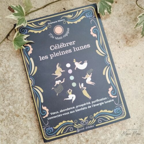 Livre Célébrer les Pleines Lunes de Stéphanie Ribeiro proposant 15 rituels de pleine lune et de nouvelle lune pour se connecter aux énergies lunaires, favoriser l'abondance, la protection et la divination.