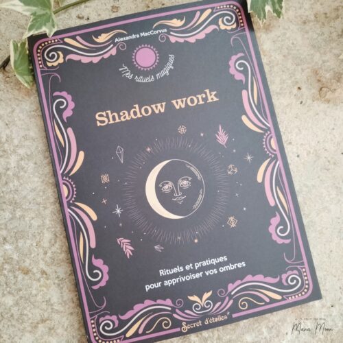 Livre Shadow Work d'Alexandra MacCorvus consacré au travail de l'ombre, à l'introspection et aux rituels pour mieux comprendre, accueillir et transformer ses parts d'ombre.