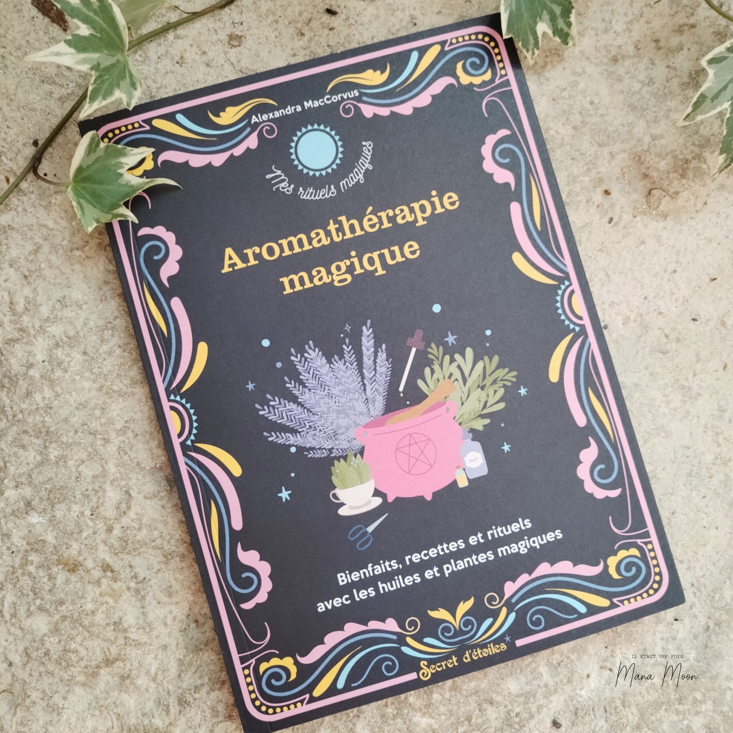 Livre Aromathérapie Magique d'Alexandra MacCorvus consacré aux huiles essentielles, à la magie des plantes et aux rituels de protection, de chance, de séduction et d'abondance.