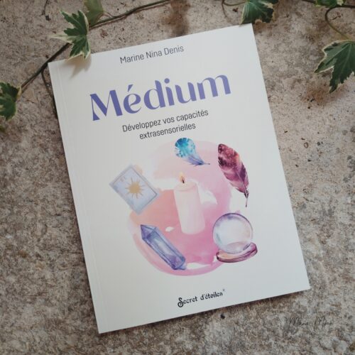 Livre Médium de Marine Nina Denis, guide pratique pour apprendre la médiumnité, développer son intuition, sa clairvoyance et communiquer avec l'invisible.