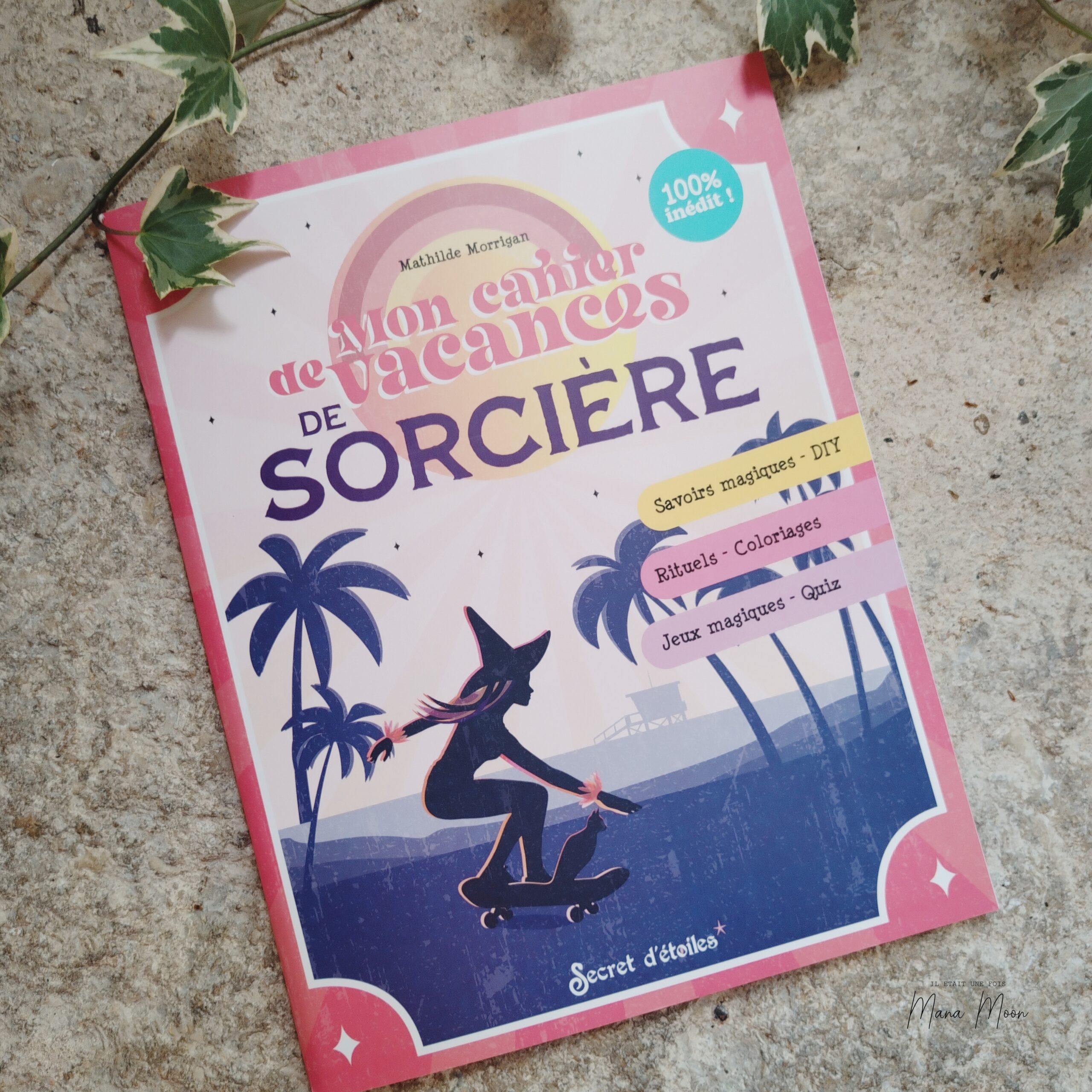 Mon Cahier de Vacances de Sorcière de Mathilde Morrigan, un cahier d'activités réunissant jeux, quiz, rituels et coloriages pour découvrir la magie des sabbats de Litha et Lughnasadh.
