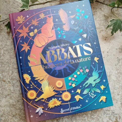 Livre Sabbats – Célébrations de la Nature de Stéphanie Ribeiro, un grimoire consacré aux huit sabbats de la Roue de l'Année avec plus de 150 rituels, recettes et pratiques de sorcellerie.