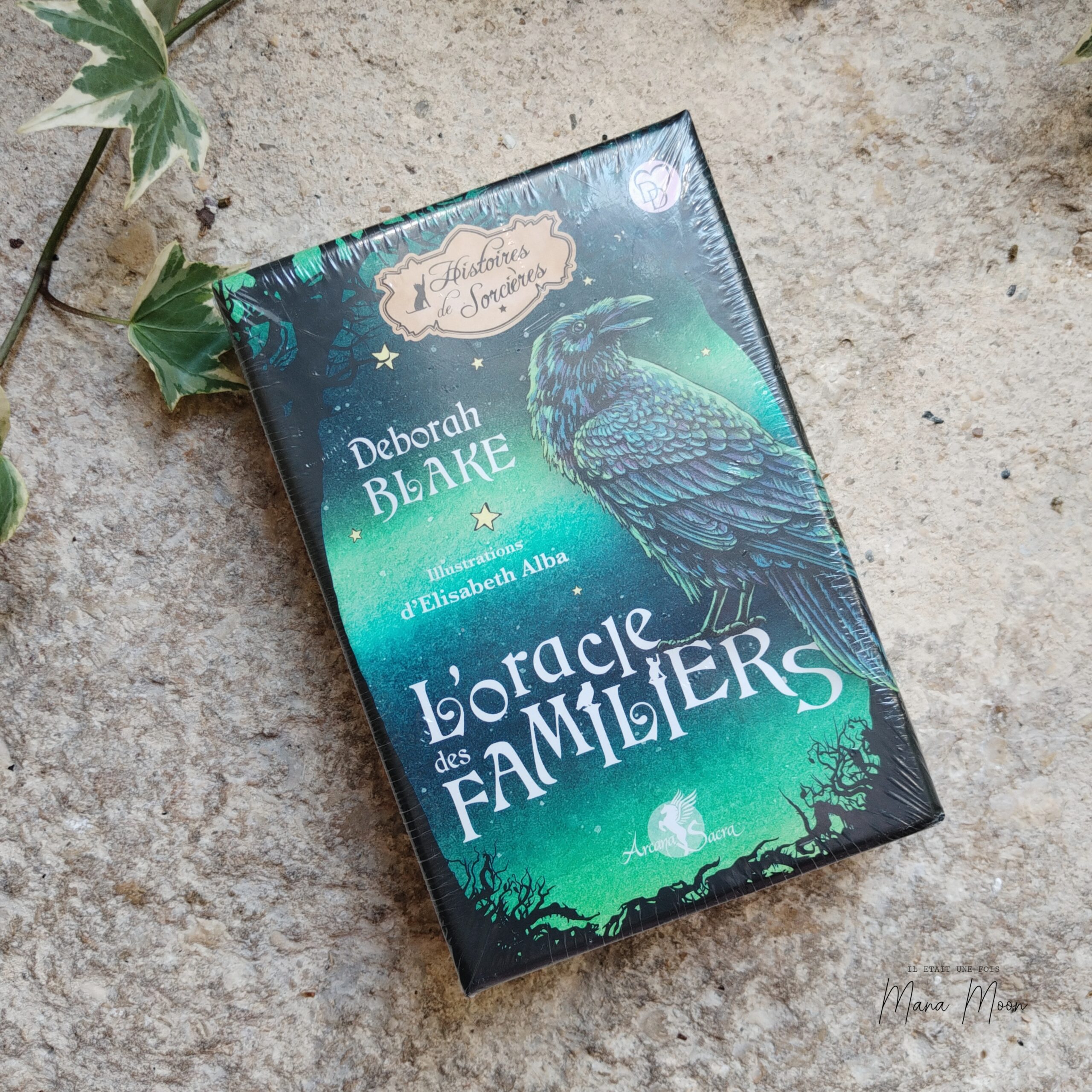 L'Oracle des Familiers de Deborah Blake et Elisabeth Alba, un oracle de 40 cartes inspiré des animaux familiers pour recevoir leurs messages, leur protection et leur guidance spirituelle.