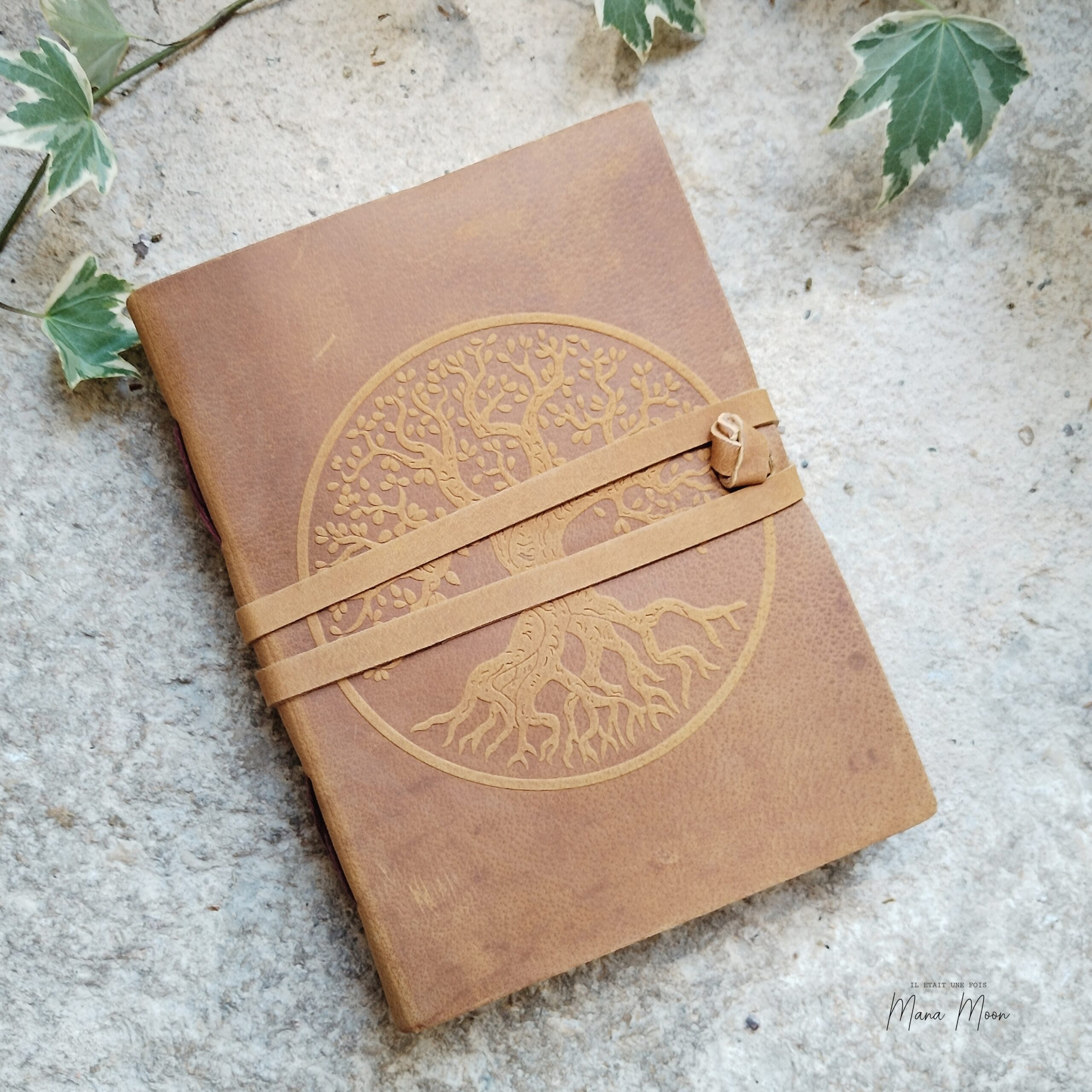 Grimoire arbre de vie en cuir avec papier artisanal recyclé pour rituels et écriture spirituelle