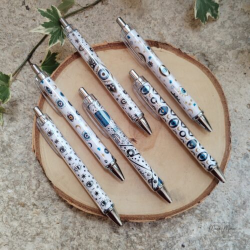 Stylo à bille motif Œil de Nazar avec encre noire disponible en plusieurs modèles.