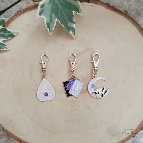 Porte-clé magique Soleil et Lune en métal avec mousqueton disponible en plusieurs modèles.