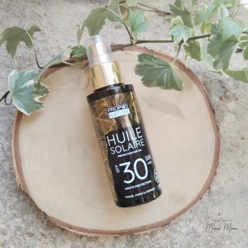 Huile solaire SPF30 au Monoï, protection haute contre les UVA et UVB, texture sèche pour le visage, le corps et les cheveux, favorisant un bronzage lumineux et durable.