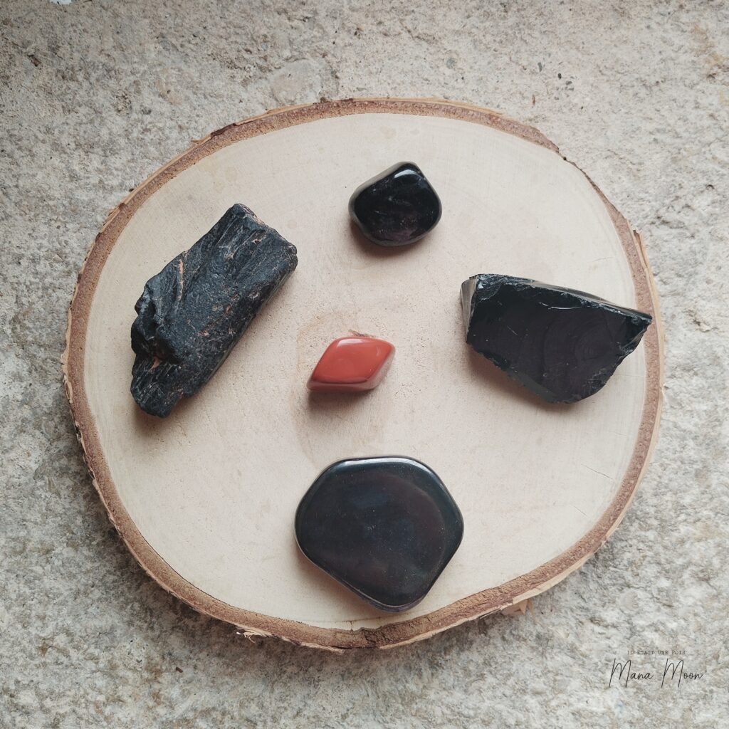 Pierres naturelles du chakra racine : tourmaline noire, grenat, jaspe rouge, obsidienne noire, hématite