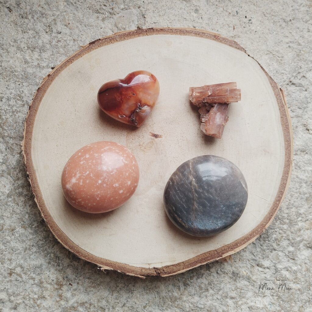 pierre naturelle du chakra sacré : cornaline, pierre de lune, calcite orange, aragonite