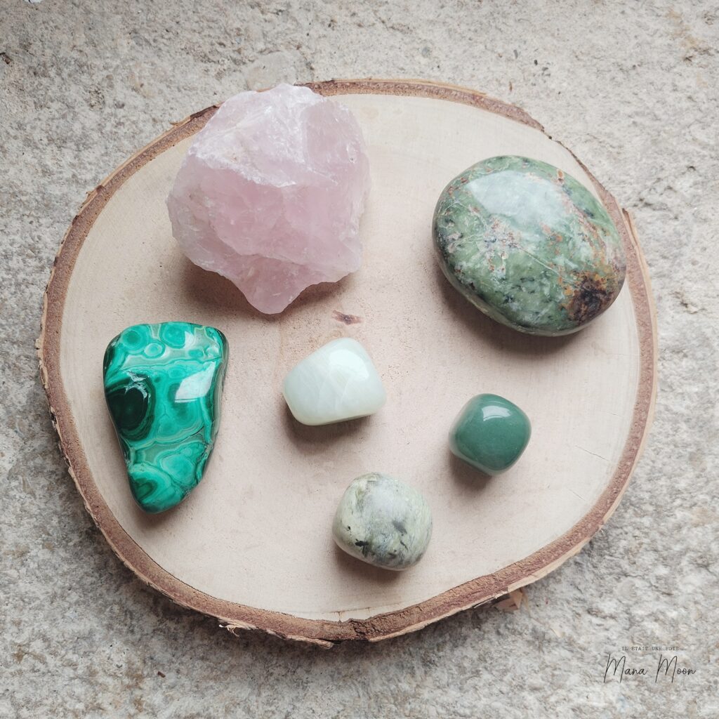 pierre naturelle du chakra coeur : quartz rose, malachite, chrysoprase, jade, aventurine verte, serpentine