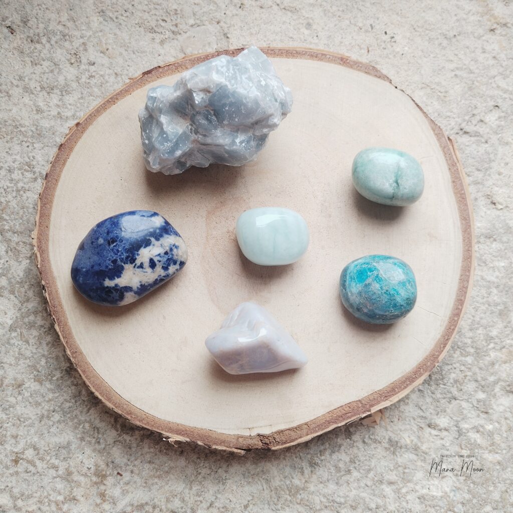 pierre naturelle du chakra gorge : calcite bleue, calcédoine bleue, sodalite, aigue marine, amazonite, apatite