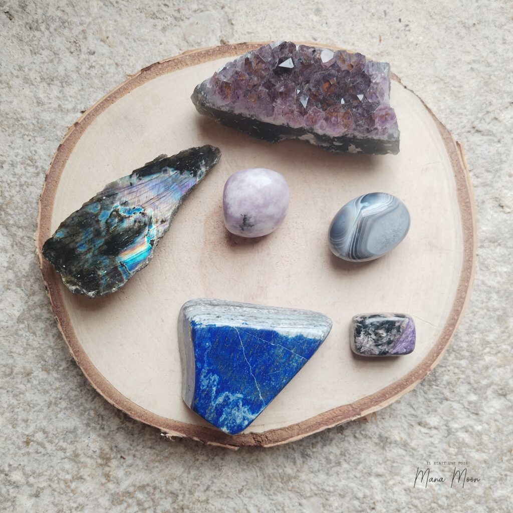 pierre naturelle du chakra troisième œil : améthyste, labradorite, lépidolite, lapis lazuli, agate rubanée, charoïte